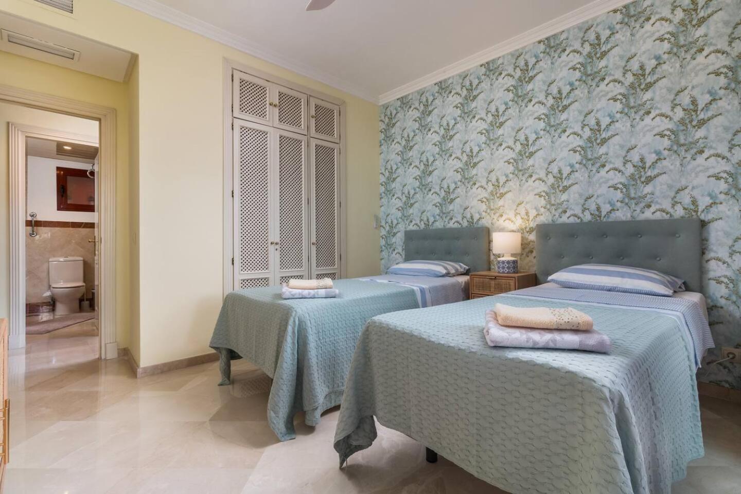 Beachfront, 3pools, King Bed, Free Gymparking Apartemen