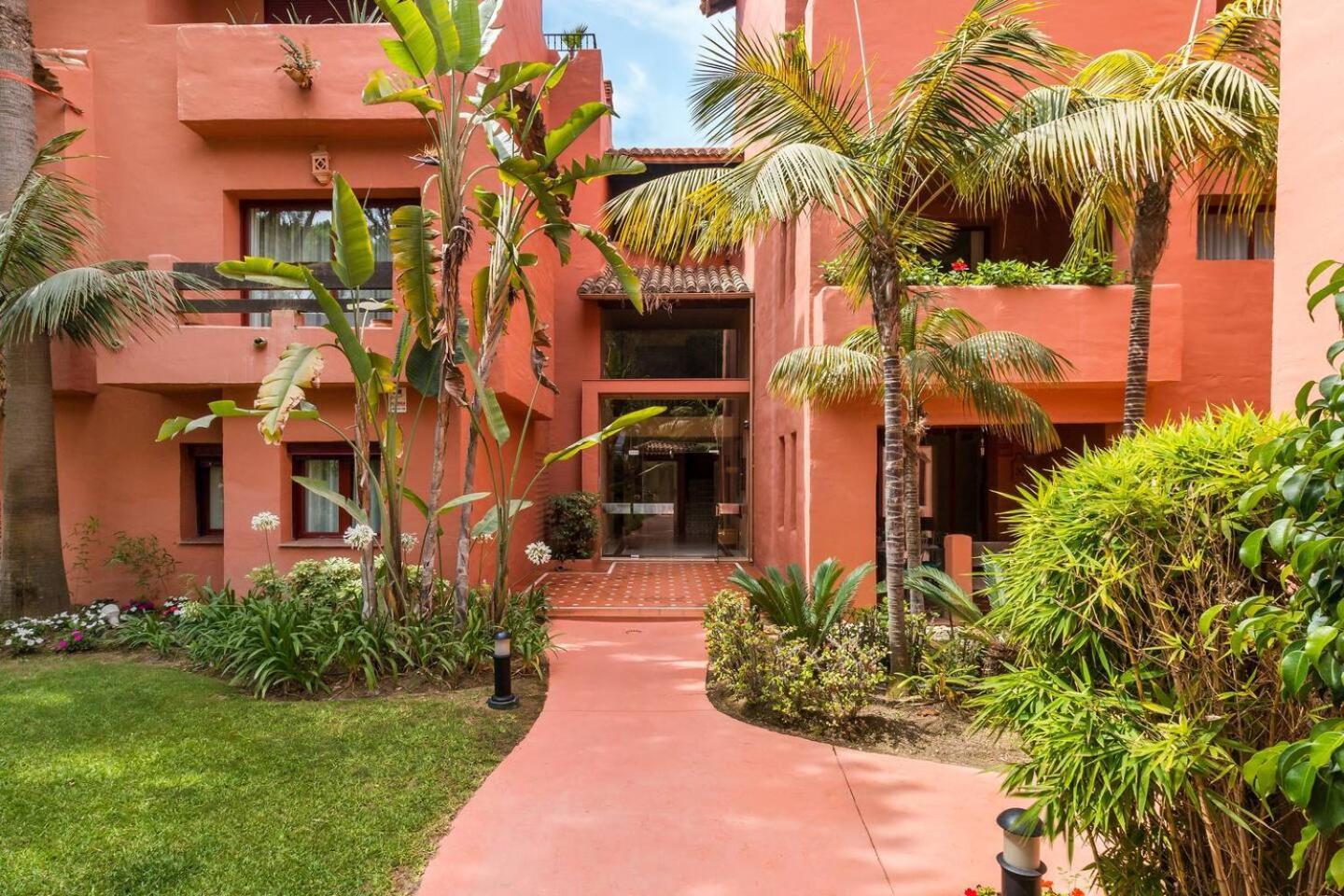 Beachfront, 3pools, King Bed, Free Gymparking Apartamento Marbella