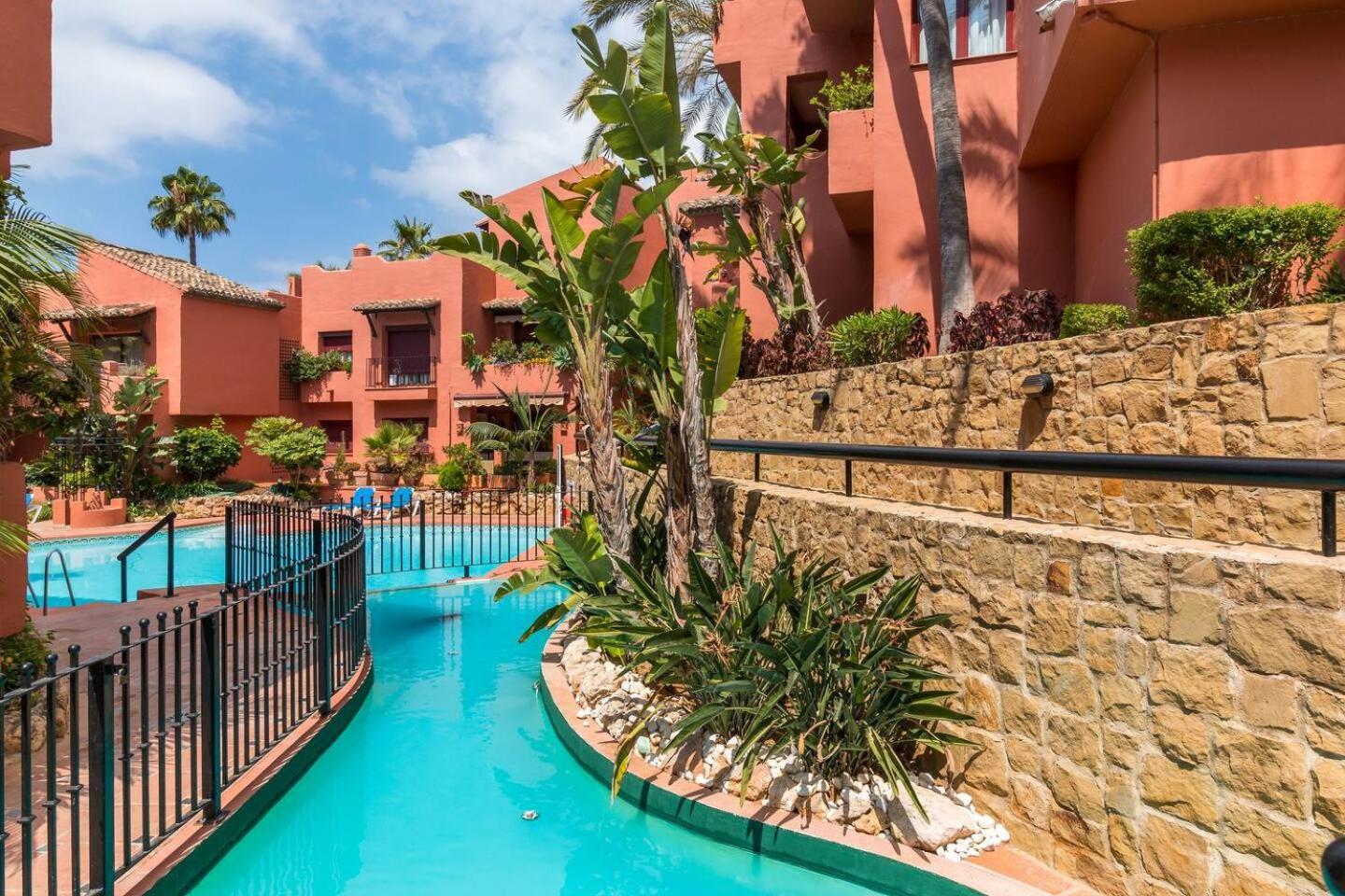 Apartemen Beachfront, 3pools, King Bed, Free Gymparking Marbella